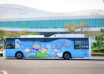 超人力霸王席捲港都!主題輕軌、公車、渡輪全城出動 高雄冬日遊樂園熱血登場