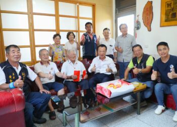 翁章梁重陽節訪視黃清海先生、莊翁兜女士百歲人瑞