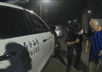 迷途老翁深夜徘徊街頭  美濃暖警攙扶回家救一命