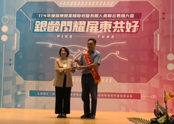 屏東縣重陽敬老暨長照人員聯合表揚大會 林金展榮獲屏東市敬老楷模殊榮