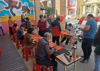 【墨香傳情】林園社大春聯揮毫登場！借書換墨寶，大學生李寶玲回鄉實踐「學以致用」