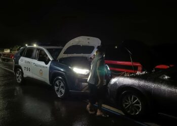 車輛沒電無法啟動 萬巒警冒雨救援