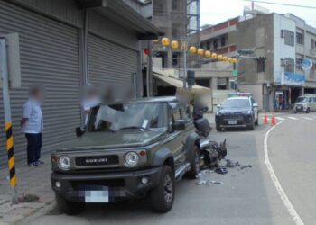 《機車撞路邊汽車 警籲彎道減速慢行》