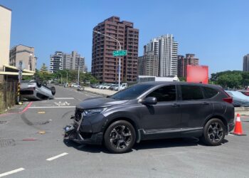 《車輛碰撞事故致翻覆 幸無人受傷》