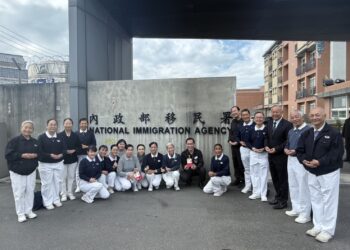 大愛無國界 慈濟寒冬送暖高雄收容所 600件外套陪伴異鄉友人溫暖歸鄉