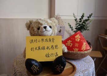 致敬打火英雄！鍾佳濱媒合「消防小熊」捐贈 限量品只送不賣