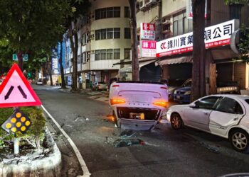 高雄自小客自撞分隔島再撞車　2人擦傷送醫