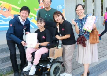 高雄市適應體育研習,吳立森局長與總統教育獎黃昊恩同學體驗身障者運動