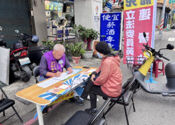 台灣工黨高雄「雙罷」運動六合路展開 主席晏揚清與發起人朱磊領導行動