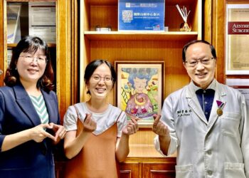 致敬羅慧夫公益行動激起善的循環 唇顎裂畫家王文千義賣畫作 永久安置國際白疤中心傳佳話