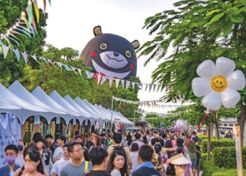 高雄熊熱氣球魅力爆棚 狂吸海內外遊客 愛河周邊店家業績成長三成