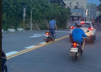 違規連環爆！騎士2度跨雙黃線、闖紅燈還蛇行 高市警最重開罰15萬