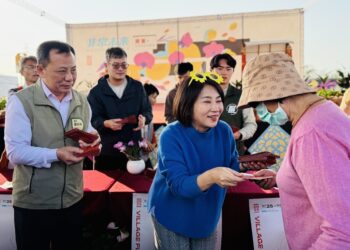 初二縣長熱博園區發紅包 祝福新年步步高昇