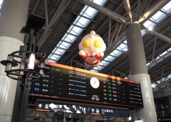 【直擊現場】超人力霸王空降高鐵左營站！一出月台就被萌翻，高雄這波真的太萌