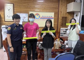 保護長者交通安全  內埔警分送反光手環