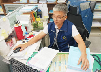 義務人承包多項工程卻欠勞健保費 書記官秒發文扣押 保障勞工權益