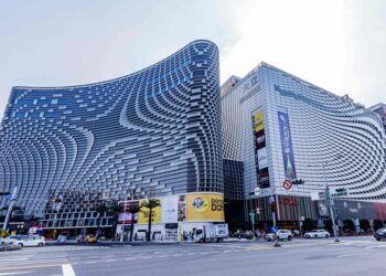 倒數進入2026！高雄四大百貨、五星飯店加碼應援高流聖誕地標「金勾TREE」 一張聖誕樹合照玩遍高雄享優惠！12月24、25日高流「聖誕趴」驚喜預告雪花泡泡秀