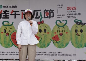 屏東佳冬端午封街立西瓜  880顆瓜齊立超壯觀