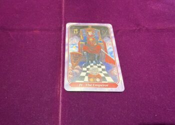 〈國王〉牌的信息很清楚：妳不是在等機會，而是在等妳承認自己