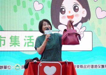 屏東縣二手物市集近萬人齊聚挖寶   周縣長名牌包2.5萬拍賣做公益