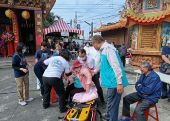 長治活動人潮湧現突發插曲 吳亮慶即時指揮送醫　高齡婦人平安無礙