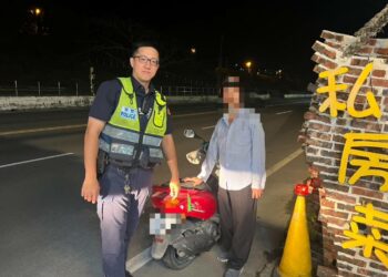 熱心瑪家警深夜護送九旬老翁返家