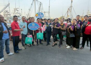 漁船邊的驚喜！移民署屏東服務站寒冬送暖漁工滿載物資樂開懷