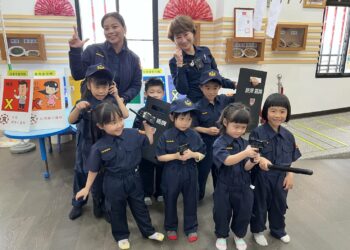 誰把警察叔叔阿姨變小了 迷你版阿蛇可愛到犯規啦