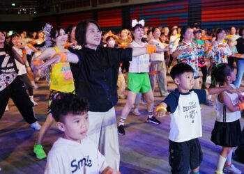 冒雨也要來！屏東首辦螢光ZUMBA夜派對 千人共舞嗨翻體育館