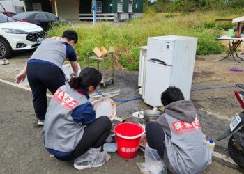 國軍弟兄及脫貧兒少清掃行動 溫暖弱勢家庭