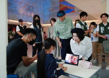 屏東藝起派對寫生嘉年華熱鬧登場 千名畫友共繪東港風華