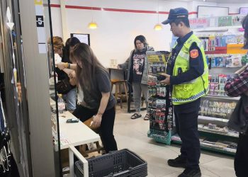 【楠梓7-11驚魂】女子割腕血流滿地　眾人合力搶救、黃社長專業止血助脫險