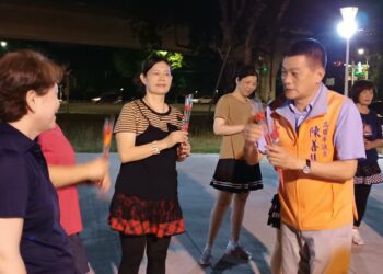 母親節前夕感動時刻 陳善慧議員贈康乃馨慰勞快樂腳舞團