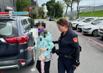 《七旬老嫗低血糖坐臥街頭 警民齊力助返家》