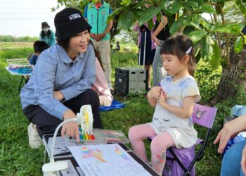 用畫筆擁抱地球  200多名親子體驗屏東海豐濕地寫生趣