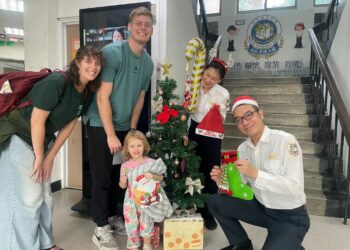 高雄移民署妝點聖誕風　打造溫馨洽公空間　民眾心暖開懷