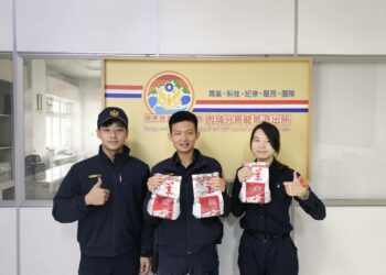 內埔分局長同警友會主任團長除夕送溫暖