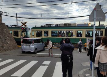 《灌籃高手》經典場景平交道人車雜沓　鎌倉市設安全拍照區迎粉絲