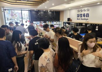 訸笠壽司三週年慶登場　熱舞開場、恐龍伴舞歡樂全場