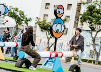 聖誕禮物揭曉！駁二港邊互動藝術裝置《好奇翹翹板》可愛又好玩！