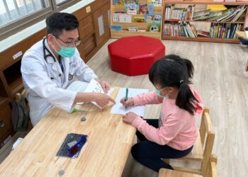 屏東健康起步走 寶寶篩檢一起走 早期發現早期療育 打破「大隻雞慢啼」迷思