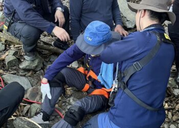 76歲男登山滑落邊坡 消防隊迅速救援送醫