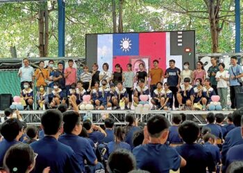 鳳甲國中國一新生結訓禮過「道心門」，佩戴榮譽領巾任校園「守護天使承諾」