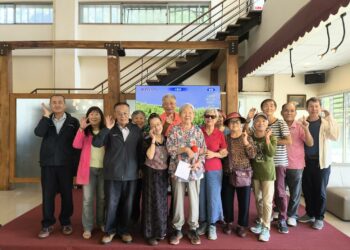 屏糖國小校友情深80載　87歲謝順惠領唱校歌喚回兒時記憶　校友會長交接、漫遊萬寶祿酵素園區共度美好時光