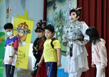 傳統戲曲唱進明義國小，開啟學生本土新視野，明華園第三代傳承歌仔戲藝術之美