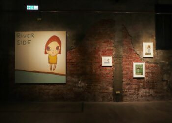 奈良美智「跟著朦朧潮濕的一天回嘉」開展 翁章梁致贈新港傳統工藝交趾陶