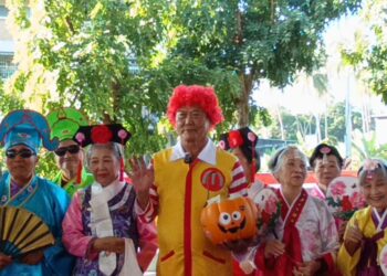 吳亮慶鄉長化身「麥當勞叔叔」送薯條 貞愛新潭嘉年華滿溢童心與人情味