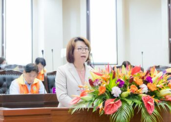 端坐議堂講陽光，清風廉韻自飄揚