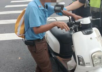 老翁騎車不慎自摔  溫馨內埔警護送回家