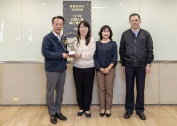 嘉義縣衛生局醫政科長林淑華獲113年公務人員傑出貢獻獎 翁章梁頒獎表揚